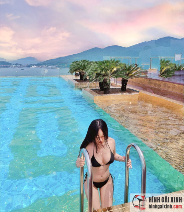 Hotgirl Dạ Thảo mặc đồ tắm thư giãn ở bể bơi