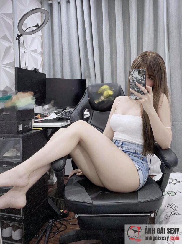  Hot girl Thủy Tiên selfie trước gương khoe đôi chân thon dài