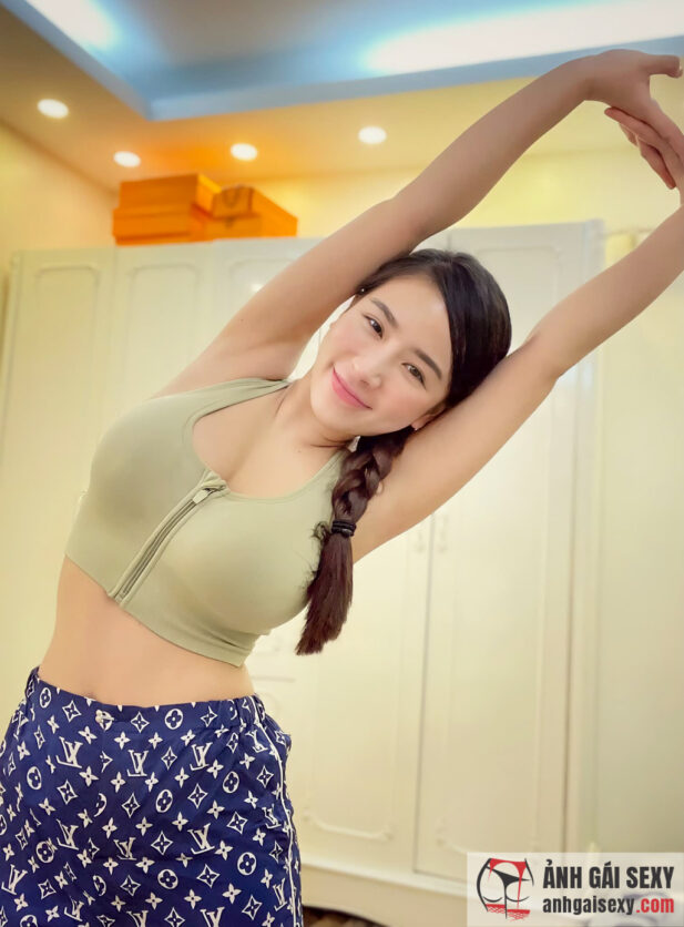 Ảnh Hot girl Nguyễn Lan Phương mặc bikini khoe body trong bể bơi