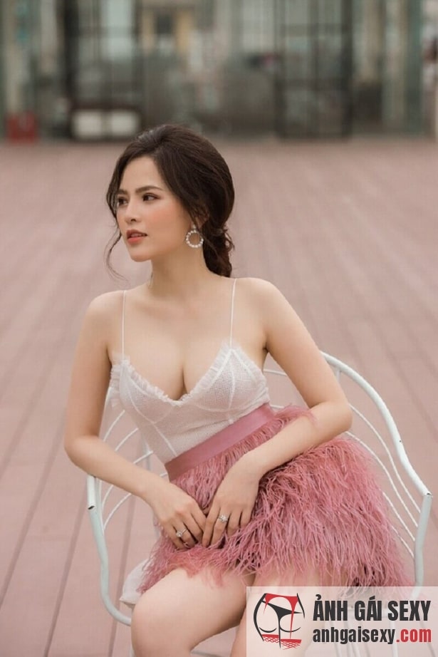Hot girl Phi Huyền Trang ngực khủng