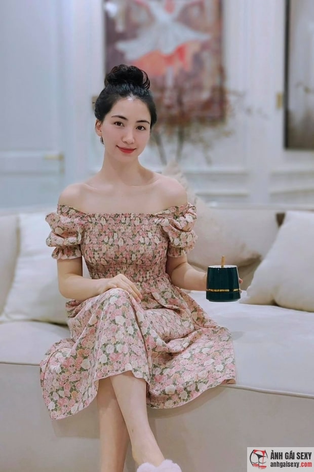 Ca sĩ Hòa Minzy mặc váy bó sát