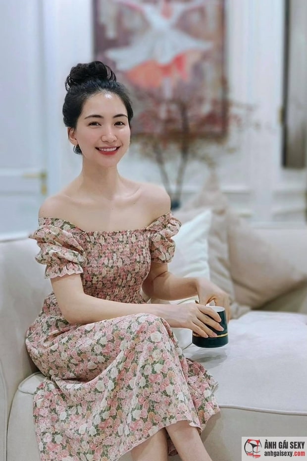 Ca sĩ Hòa Minzy mặc váy bó sát cực xinh